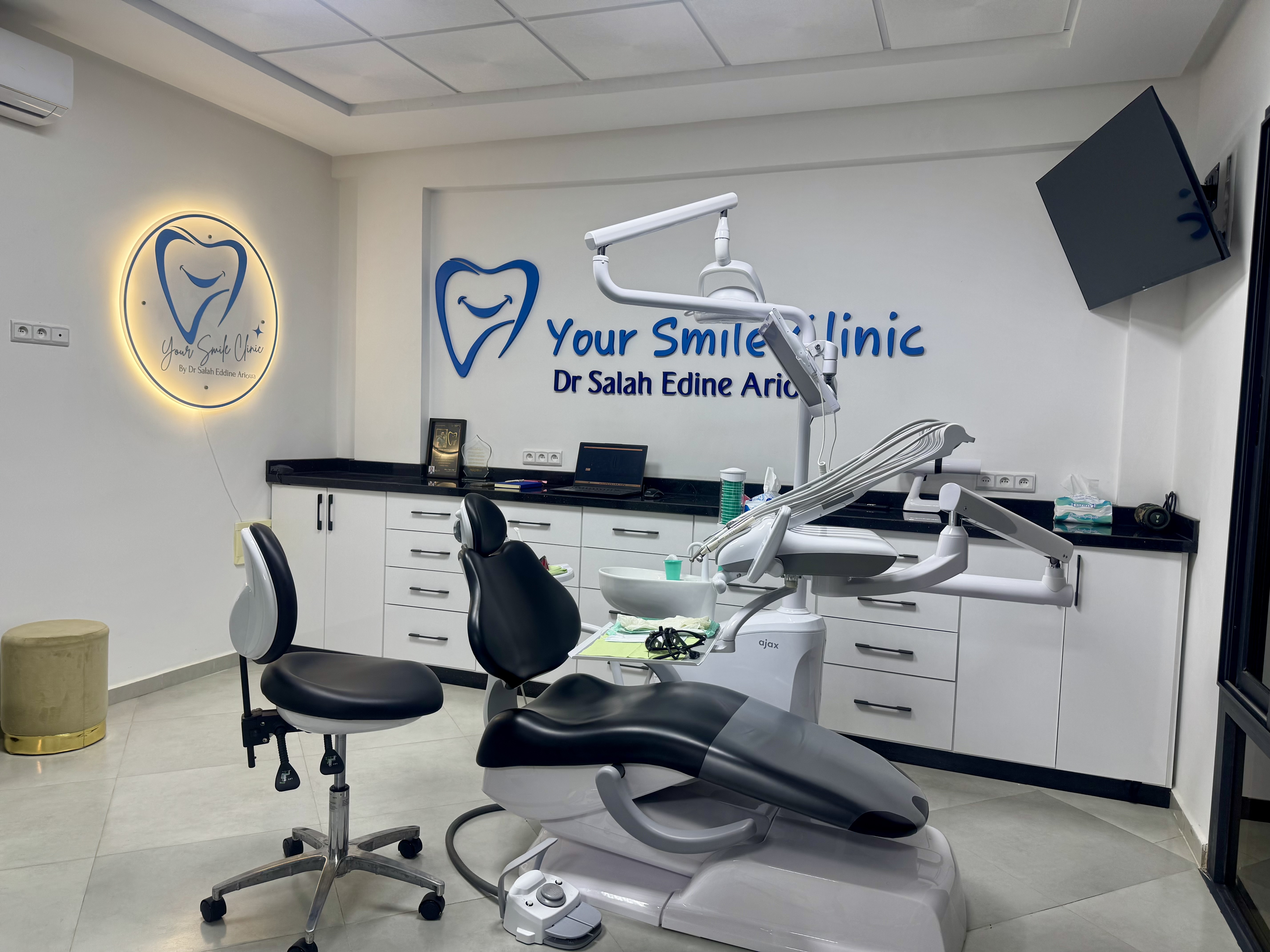 Salle de soins moderne de la clinique dentaire à Témara